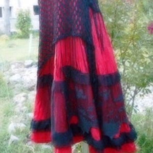 Falda de seda natural reciclada roja y negra, falda maxi bohemia, falda de festival con volantes, falda gitana chic, falda deshilachada chic imagen 1