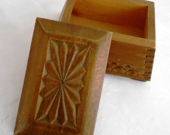 Hand engraved wooden box, Vintage wooden box, Wooden jewelry box, Wooden box with lid, Small wooden box