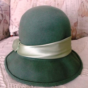 Vintage 1970s  Wool olive green Felt  Hat