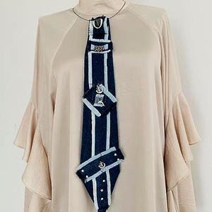 Collana artistica in tessuto riciclato, cravatta riciclata, arte da indossare, stile sostenibile, accessorio artistico, stile d'avanguardia, eco-consapevole, moda creativa