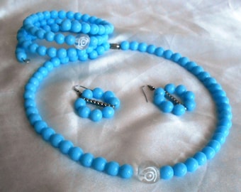 Ensemble bracelet, boucles d'oreilles et collier de perles de verre bleues