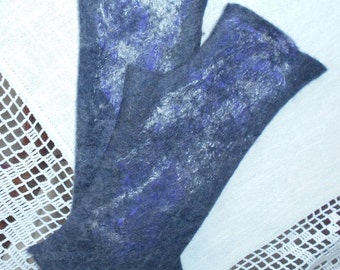 Könnte beinhalten: Ein Paar dunkelgraue Filz-Fingerhandschuhe mit strukturierter Oberfläche. Die Handschuhe haben blaue und weiße Akzente. Die Handschuhe werden auf einer weißen Häkeloberfläche präsentiert.