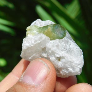 Turmalina verde sobre albita – Elbaíta bicolor de Pakistán / Ejemplar mineral de colección (38 g, 2”) imagen 4