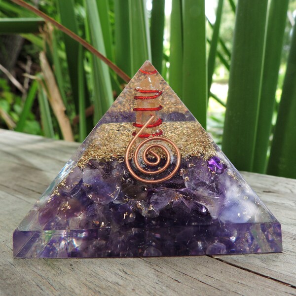 ¡UNA PASADA! Pirámide de Orgonite amatista con cristal de cuarzo en la parte superior envuelve con bobina de cobre