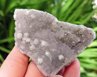 Amatista con cristales de pirita de Bulgaria / Ejemplar mineral de colección (3,1”, 188 g)