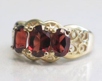 14K Yellow Gold Three-Stone Garnet Ring – Vintage Style Red Garnet Band, Size 5