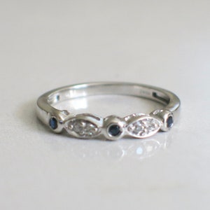 Pierścionek z białego złota 10K z diamentami i szafirami w stylu vintage, z możliwością łączenia