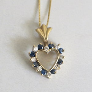 Pingente de coração aberto em ouro 14K com diamantes e safiras azuis | Colar vintage