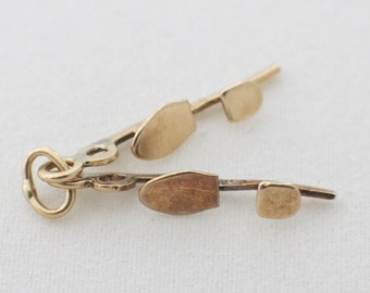 18 KT Yellow Gold White enamel ice skate