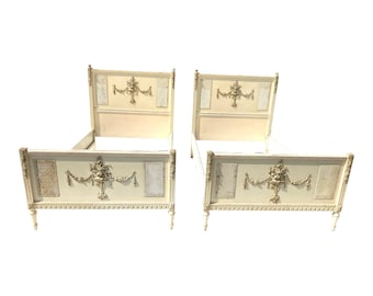Antyczne łóżka pojedyncze w stylu francuskim (2) firmy Sligh Furniture, kolor kremowy, z plecionką, z efektem postarzenia. DARMOWA WYSYŁKA KRAJOWA!!!