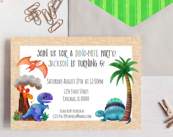 Pode incluir: Um convite de juta marrom com tema de dinossauro. O convite diz "Junte-se a nós para uma festa Dino-mite! Jackson está fazendo 5 anos!" O convite inclui um dinossauro vermelho e laranja, um dinossauro azul, uma palmeira verde e um dinossauro azul com espinhos. O convite também inclui a data, a hora, o endereço e as informações de RSVP.