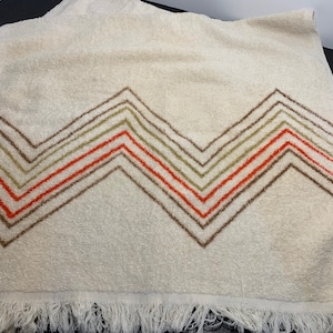 Vintage Statepride Bath Fashions by Cannon Bath Towels - Beige/Off White/Ivory with Brown, Green, and Orange Zig Zag Design - Set of 2