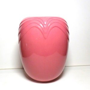 Könnte beinhalten: Eine rosa Keramikvase mit herzförmigem Design und glänzender Oberfläche.