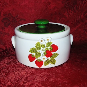 MCCOY 1421 Strawberry 2 QT Casserole Dish Ceramic Kitchen /Canister /Cookie Jar /Covered Serving Dish
