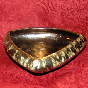 Macetero triangular de 3 patas con pincel McCoy de la década de 1960, color marrón, ónix, bronce, lustre, esmalte