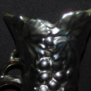 1940 McCoy Pottery Shiny Silver Grapes & Leaves Ewer Vase 641 USA Ohio Sammlerkeramik Bild 7