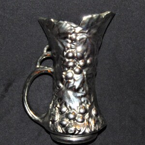 1940 McCoy Pottery Shiny Silver Grapes & Leaves Ewer Vase 641 USA Ohio Sammlerkeramik Bild 10