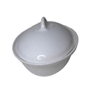 Puede incluir: Un plato de cer&aacute;mica blanco con tapa. El plato ovalado tiene un asa curvada en la tapa. El dise&ntilde;o es sencillo y elegante, adecuado para servir alimentos.