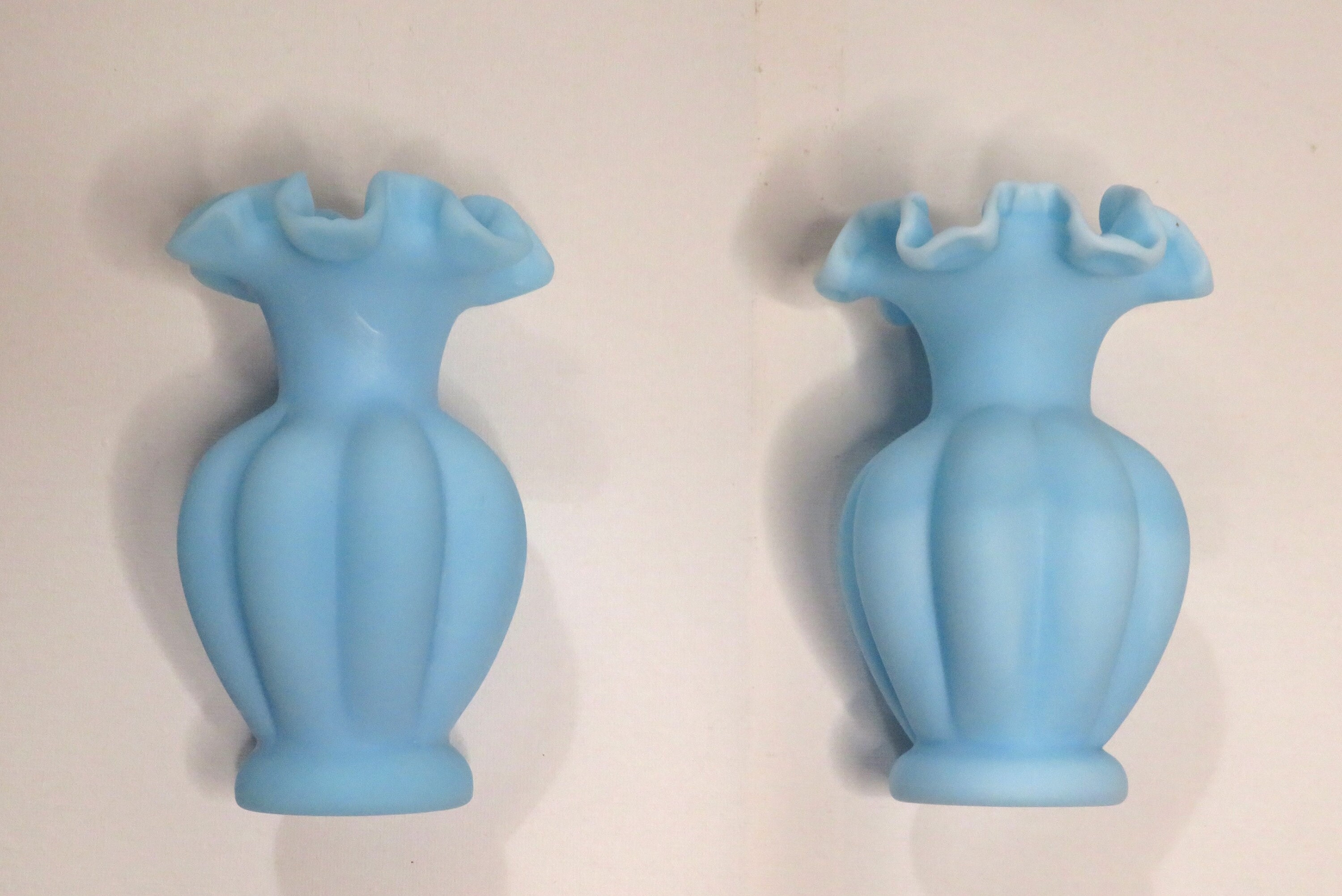 ヴィンテージ フェントン アートガラス ブルーサテン花瓶 2個：フリル