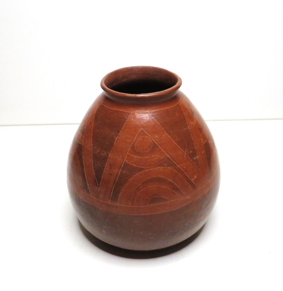 Vintage Nicaraguan Vase: Hand-Etched Smoked Clay with Natural Glaze