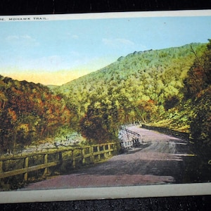 Vintage ongebruikte briefkaart East Side of Mohawk Trail Massachusetts