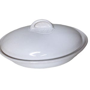 Puede incluir: Fuente ovalada de cer&aacute;mica blanca con tapa. La tapa tiene un asa en forma de hoja. La fuente est&aacute; dise&ntilde;ada con una est&eacute;tica sencilla y elegante. La fuente es adecuada para servir alimentos.