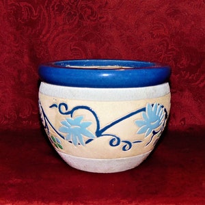 Vintage blå och vit planteringskruka med sandfinish och emaljerade blommor