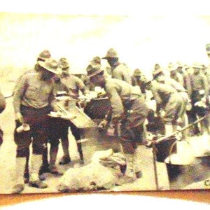 WWII Postkarte RPPC ""Mess Time"" Camp Lee, VA in ausgezeichnetem Zustand."