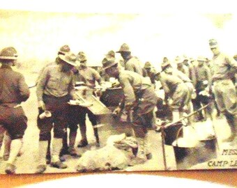 Pocztówka z czasów II wojny światowej: „Czas na stołówkę” w Camp Lee, Wirginia – RPPC z lat 40. XX wieku