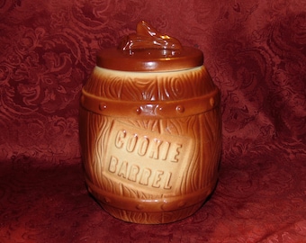 アメリカ製のビンテージ セラミック バレル クッキー ジャー。オーブン