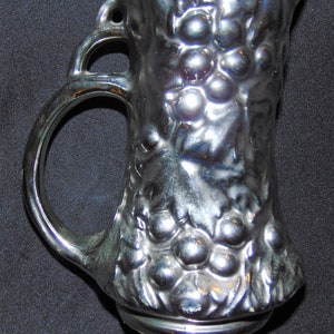 K&ouml;nnte beinhalten: Ein Set aus drei Keramikbechern mit gesprenkelter, matter Oberfl&auml;che. Die Becher sind in Creme-, Hellgrau- und Dunkelgraut&ouml;nen gehalten. Jeder Becher hat ein schlichtes, modernes Design und einen abgerundeten Griff.