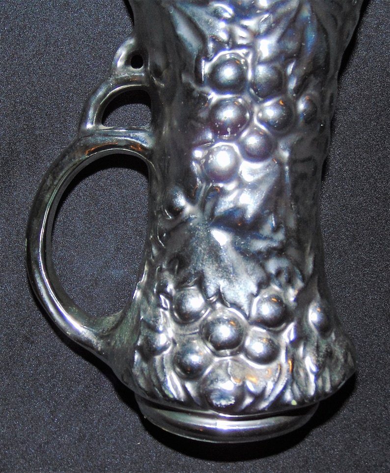 K&ouml;nnte beinhalten: Ein Set aus drei Keramikbechern mit gesprenkelter, matter Oberfl&auml;che. Die Becher sind in Creme-, Hellgrau- und Dunkelgraut&ouml;nen gehalten. Jeder Becher hat ein schlichtes, modernes Design und einen abgerundeten Griff.