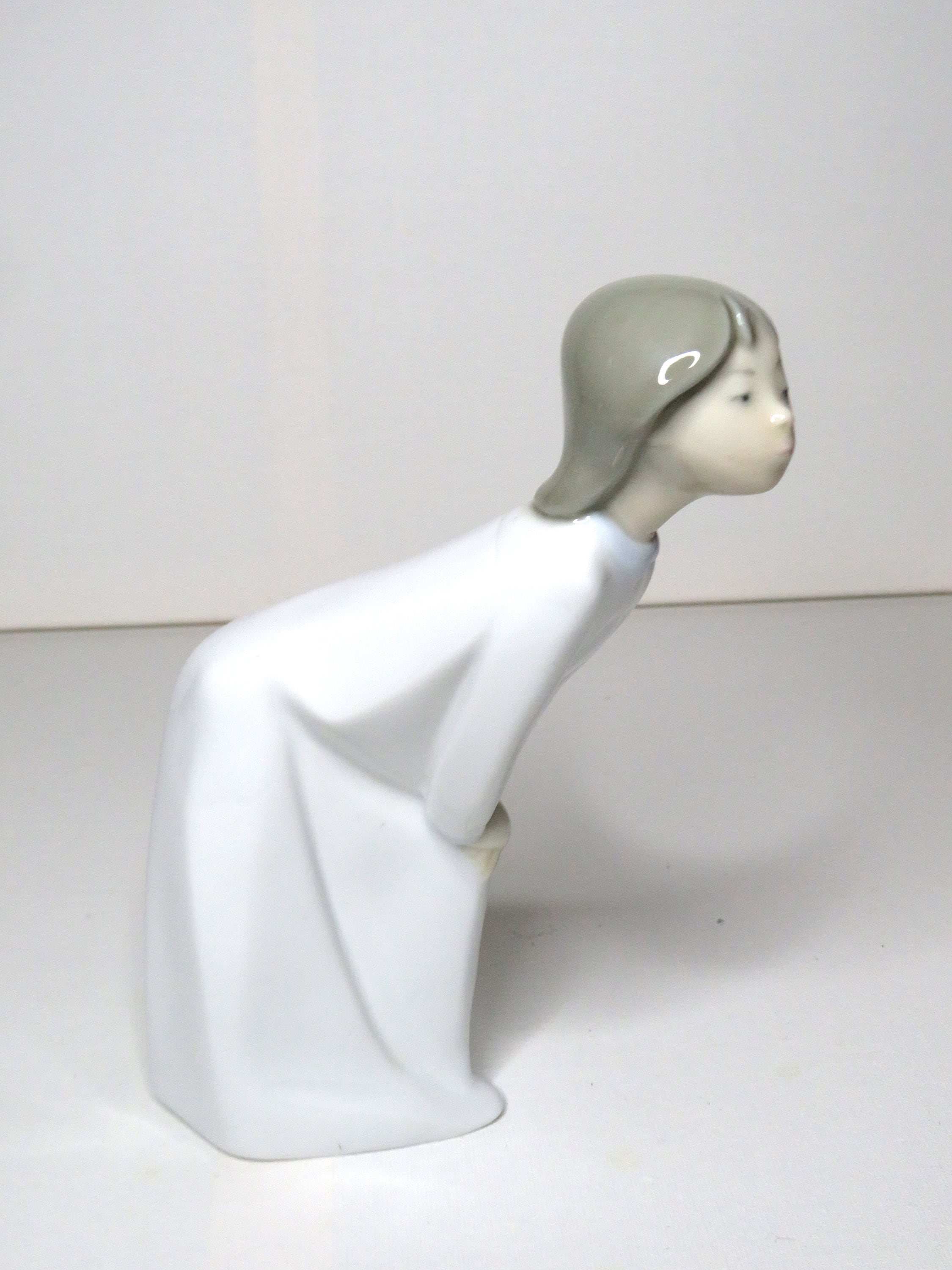 初期のリヤドロ磁器製置物：キスをする少女 No.4873、スペイン - Etsy 日本