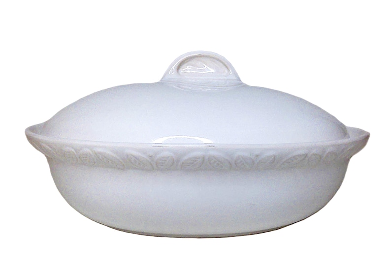 Puede incluir: Fuente ovalada blanca con tapa y asa. El plato tiene un patr&oacute;n decorativo de hojas alrededor del borde. La tapa tiene un asa peque&ntilde;a y arqueada. El plato es de cer&aacute;mica.