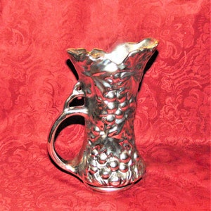 1940 McCoy Pottery Shiny Silver Grapes & Leaves Ewer Vase 641 USA Ohio Sammlerkeramik Bild 2