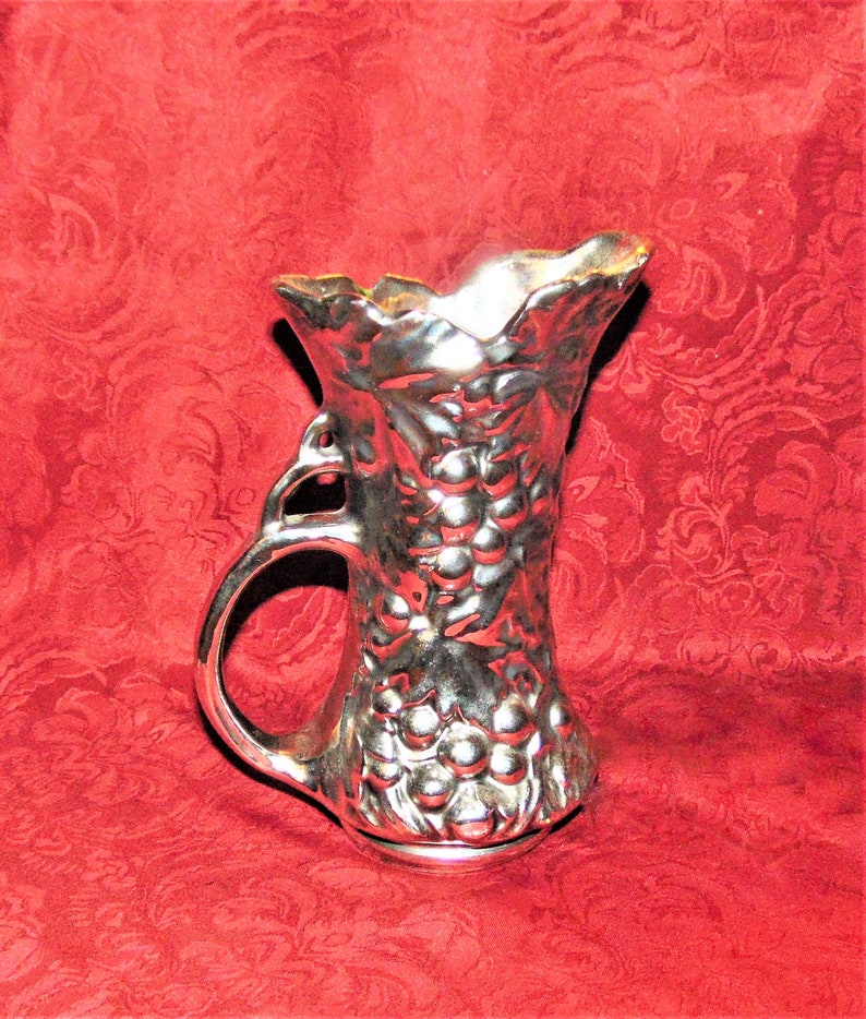1940 McCoy Pottery Shiny Silver Grapes & Leaves Ewer Vase 641 USA Ohio Sammlerkeramik Bild 2