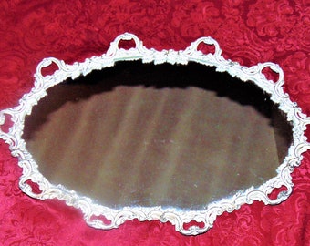 Espejo de tocador ovalado grande de estilo vintage, con bandeja, de metal pintado de blanco y ornamentado, ¡de 23 pulgadas de largo!