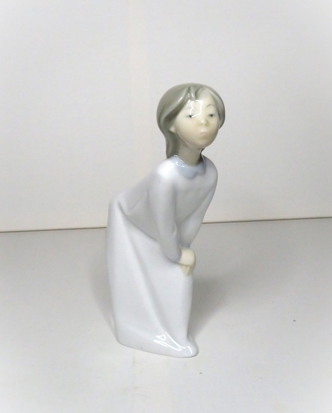 初期のリヤドロ磁器製置物：キスをする少女 No.4873、スペイン - Etsy 日本