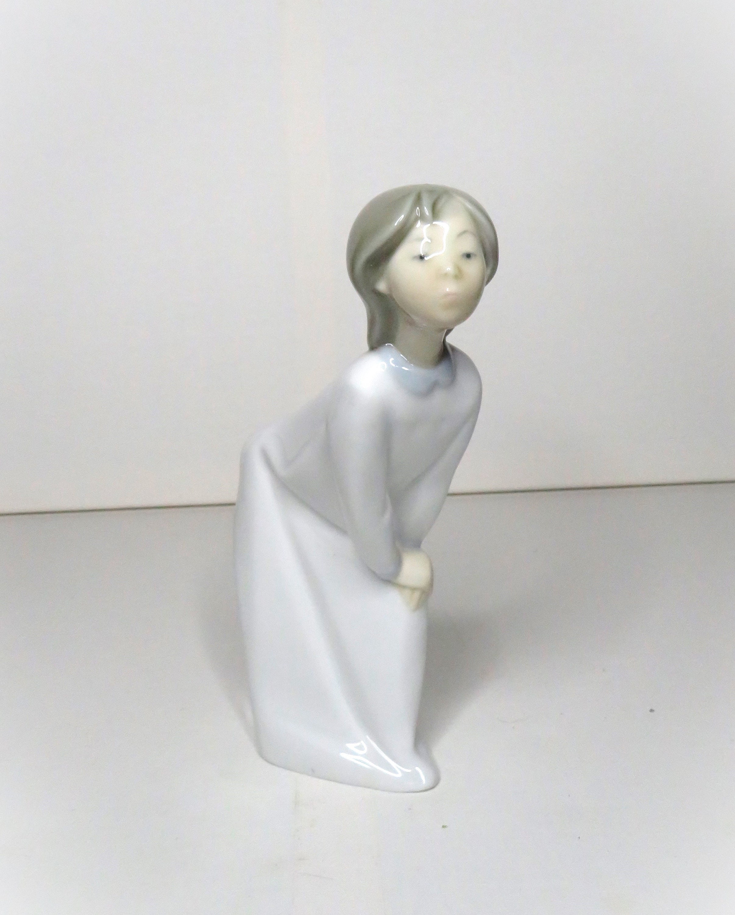 初期のリヤドロ磁器製置物：キスをする少女 No.4873、スペイン - Etsy 日本