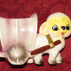 1960年代の、カートを引くかわいいミニチュア羊のプランター。エアプラントに最適