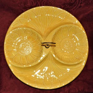 1960 Grand plat de service divisé de 33 cm (13 po.) California Pottery en jaune fleur de soleil ravissant