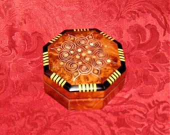 Caja antigua marroquí de madera de tuya: Octogonal, de madera veteada con incrustaciones de nácar.