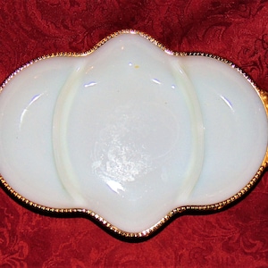 Plat à relish Anchor Hocking Mid-Century FIRE KING blanc avec bordures ornées de perles