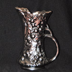 1940 McCoy Pottery Shiny Silver Grapes & Leaves Ewer Vase 641 USA Ohio Sammlerkeramik