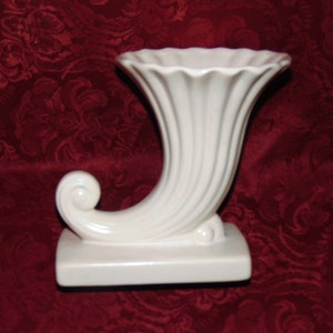 1940er Jahre McCoy Pottery weiße schwere Füllhorn Vase