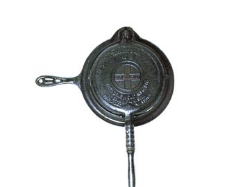 1908 Griswold Waffle Maker No. 8 Cast Iron Erie PA Wood Handles RARE Model 885