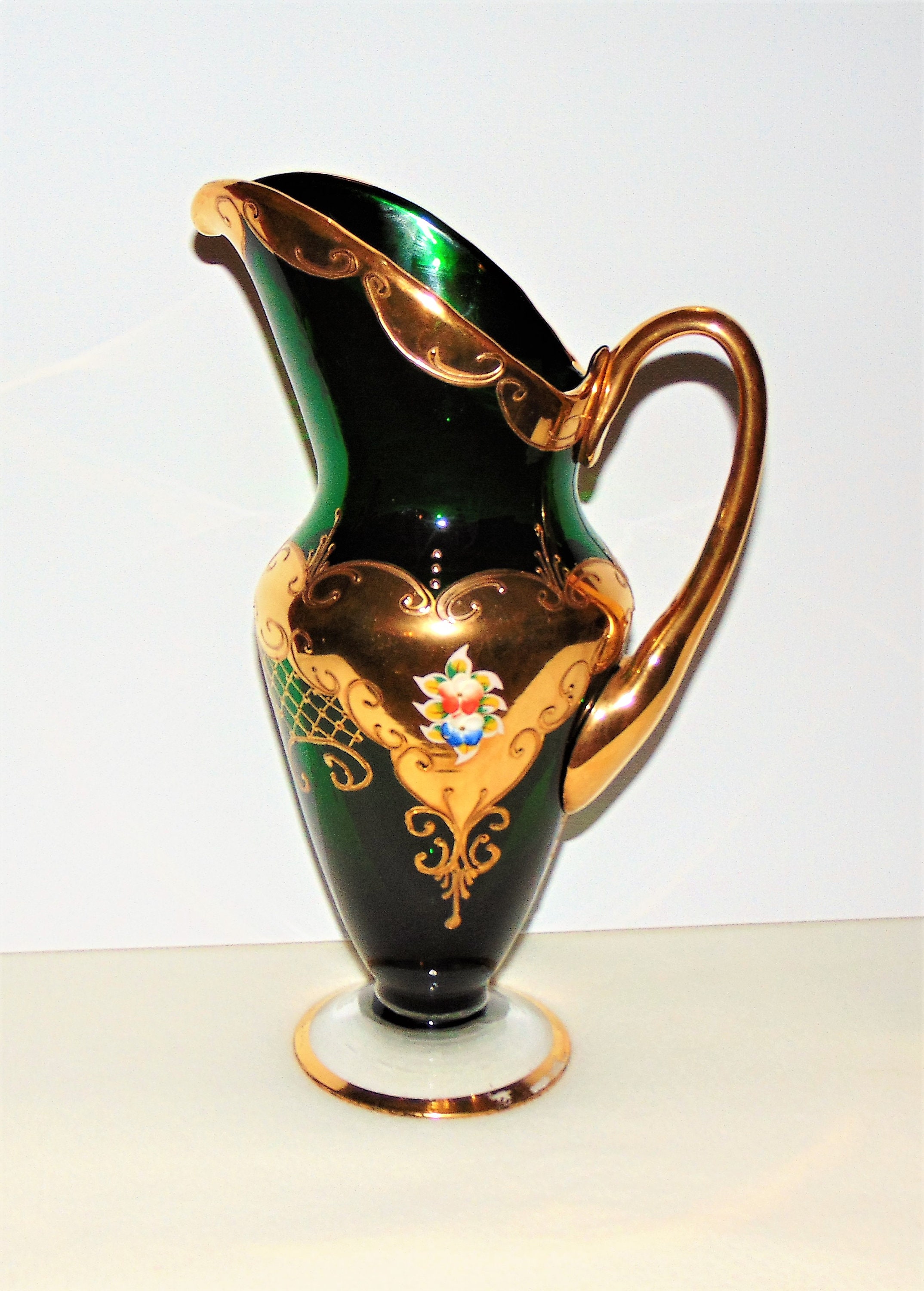 ムラーノ エメラルドガラスとゴールドの大型ハンドル付きピッチャーと