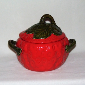 1970&#39;s Ceramic Red Strawberry Shape and Motif Serving Dish w/  Lid Excellent Condition