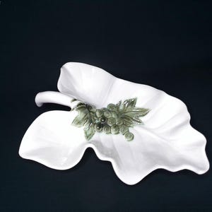 Può includere: Piatto da portata in ceramica bianca a forma di foglia con un design di vite verde.