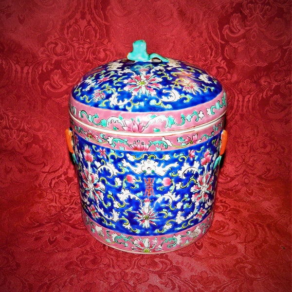 Tarro chino con tapa, esmalte azul, porcelana rosa de la familia con símbolos de longevidad de murciélago foliado